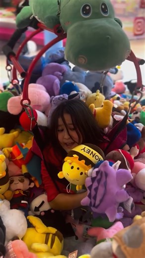 4M views · 18K reactions | This giant arcade game lets you stock up on plenty of toys 笠 | UNILAD Tech | Facebook