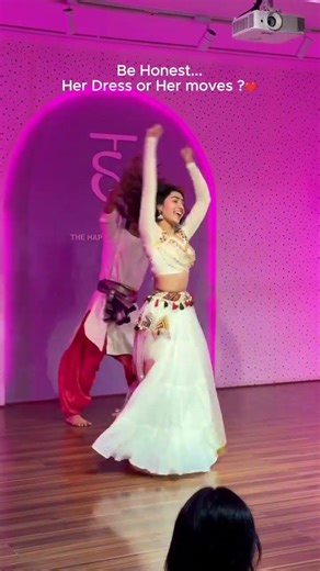 Kanha Thi Nazaro Madi 💖 Aesthetic Dance | Gujarati Song | Krishna Love Vibes ✨ #Shorts