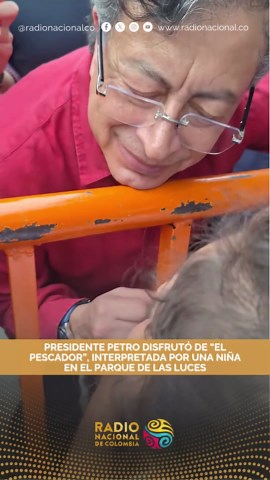 #Viral | 🎶🇨🇴 En medio de las movilizaciones del Día del Trabajo en Medellín, un momento espontáneo se volvió viral: el presidente Gustavo Petro disfrutó de “El Pescador”, interpretada por una niña en el Parque de las Luces. 👧 La canción, compuesta por el maestro José Benito Barros Palomino, fue interpretada por Angéliza, generando sonrisas y una conexión especial con los asistentes. 💃 En el video, difundido en redes sociales, se observa al mandatario animado e incluso acompañando el momento