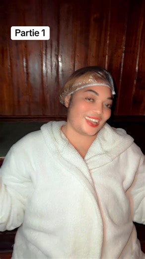 Partie 1 Suivez-moi pour ma journée de déconnexion totale ! ✨ J’ai testé pour vous ce spa et franchement, le sauna suivi du jacuzzi (bain massant), c’était exactement ce qu’il me fallait. ☁️ Une vraie pépite que je devais vous partager ! 👉 Vous voulez tester aussi ? Pour toutes les infos sur le lieu et les tarifs, contactez-les directement sur WhatsApp ici : 📞 243 852 786 016 @R’SPA 🫧🧖🏽‍♀️ @Ma 🧵🪡✨ Cm & video : @Franklin Kamola 🇨🇩 #vlogspa #detente #experience #sauna #jacuzzitime @Fido d