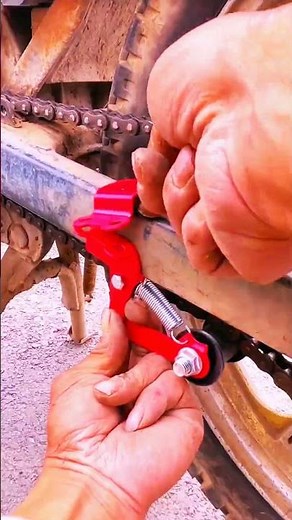 Chain tool aligns links, motorcycle runs with precision