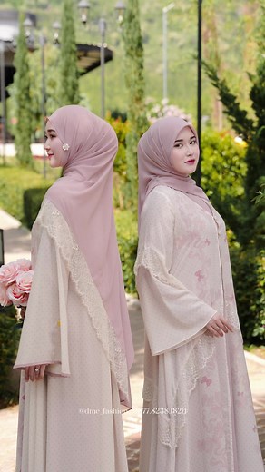 Duo bidadari ketawa: foto sambil nahan ngakak