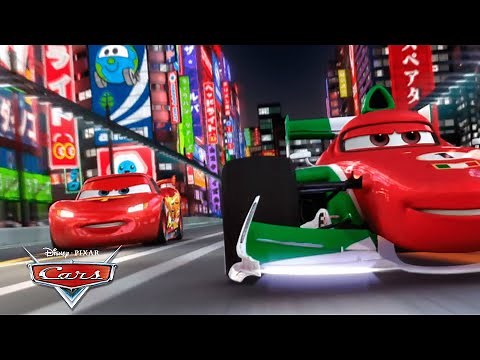 Rayo McQueen Compite con Francesco en el Puente de Arcoíris | Pixar Cars