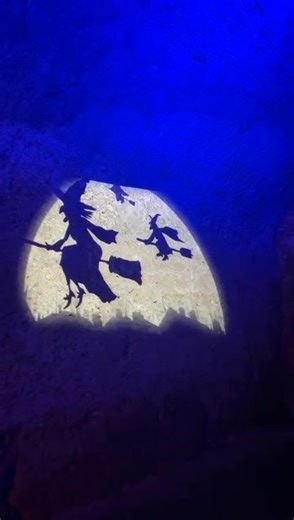 🎩🧹 𝗟𝗔 𝗕𝗘𝗙𝗔𝗡𝗔 𝗔𝗥𝗥𝗜𝗩𝗔 𝗔 𝗕𝗔𝗦𝗦𝗔𝗡𝗢 𝗥𝗢𝗠𝗔𝗡𝗢! ✨ L’Amministrazione Comunale di Bassano Romano invita tutti i bambini e le loro famiglie a una suggestiva passeggiata nel centro storico 👣🏘️ 🌙 Al calar della sera, il borgo si animerà con la proiezione della Befana, in arrivo nella notte più magica dell’anno ✨🧙‍♀️ 🍪🍬 La Befana porterà biscotti e dolcetti al Salone del Gusto – “Dolci Assaggi della Tuscia”, per regalare ai più piccoli (e non solo!) un momento di dolcezza e t