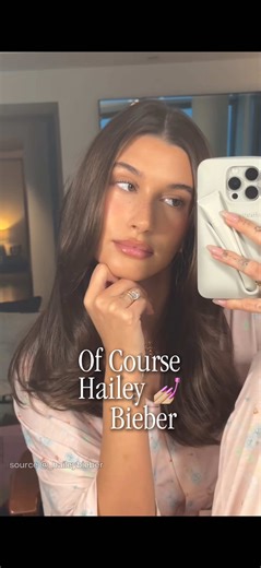 Internet dulu kompak benci Hailey Bieber… sekarang? malah jadi blueprint🫣 Dari “villain” ke clean girl icon, dari overhated ke most watched tiap Coachella. dulu di-judge bareng-bareng, sekarang di-copy bareng-bareng. Plot twist paling mahal di pop culture, we listen, we don’t judge… or do we? Coba komen di bawah!👇🏻👇🏻👇🏻 #OHB #overheardbeauty #rhode #girls