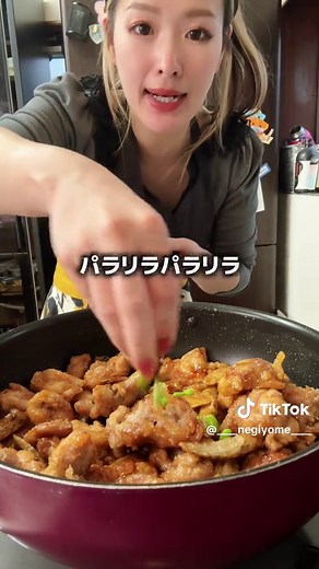 〜これ作ると米消える｡チキチキごぼうー ⁡ ✨材料4人分✨ ⁡ ・鶏もも肉 4〜5枚 ・ごぼう 2本 ・塩コショウ､片栗粉 適量 ・冷凍枝豆 ふたつかみほど ・ごま 適量 ⁡ ★砂糖､みりん､酒､醤油 大さじ3 ⁡ ①ごぼうは斜め切りにする ⁡ ②鶏もも肉は一口大に切り塩コショウ､片栗粉を振る ⁡ ③ごぼうにも片栗粉を振る ⁡ ④フライパンにサラダ油を引きごぼうをカリッと揚げ焼きする ⁡ ⑤ごぼうが揚がったら鶏肉も揚げていく ⁡ ⑥違うフライパンに★の調味料を煮詰めて揚がったごぼうと鶏肉を入れて混ぜ合わせる ⁡ ⑦お好みで枝豆とごまを入れて混ぜたら完成♪ ⁡ これは美味しい✨♪カリッカリのごぼうと照り照り甘辛ダレがご飯止まりません！ 夜ご飯に迷ったら是非作ってみてください♪ 余ったらお弁当にもおすすめです☺️🩷 #料理 #おすすめ #cooking #簡単レシピ #美味しい