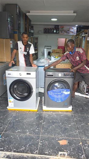 🧺💨 LAVE – RINCE – ESSORE – SÈCHE… SMART TECHNOLOGY FAIT TOUT POUR TOI ! Tu crois que c’est deux machines à laver ? 😄 Regarde bien 👀 👉 À gauche, c’est la Machine à laver automatique Smart 7 kg : elle lave, rince et essore sans effort. Tu poses ton linge, tu appuies, et tout se fait tout seul ! 💦 👉 À droite, c’est le Sèche-linge Smart 8 kg : plus besoin de soleil ni de corde à linge ! En quelques minutes, tes habits ressortent chauds et secs, prêts à porter 🔥 💪 Moteur puissant et durable 