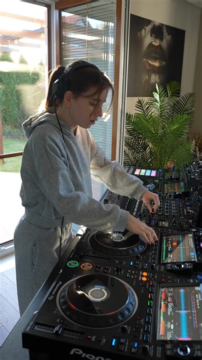 30K views · 1.2K reactions | New tech house mix for the weekend: Me, Myself & I x D.A.N.C.E  did this one make you dance  #techhouse #dj #djmix #realdjing | Nghe Tiếng Anh Mỗi Ngày | Facebook