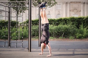 Fit über Kopf: Fitness-Handstand für Anfänger:innen