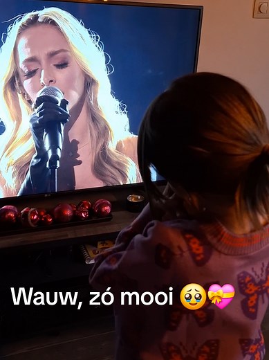 Zo mooi dat je er stil van wordt… kippenvel 🩷 @Camille #camille #camilledhont #teamcamille #vuurwerk #Livelivelive