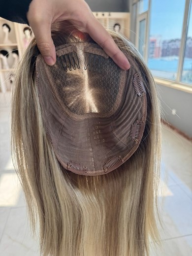 ✨Closed Lace Topper ✨ Designed for a natural, seamless blend, this topper sits ultra-flat and comfortable — perfect for clients with thin hairlines or fine hair. ✔ 100% hand-tied lace top — multi-directional parting for ultimate styling freedom ✔ Stretchy wefts — lightweight, breathable & contours naturally to the head ✔ Pressure-sensitive clips — secure hold without pulling hair ✔ Flat front comb — ensures a perfectly blended, smooth finish 💼 Factory-direct wholesale supply — premium craftsman