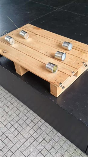 🎶 Connaissez-vous le cymbalum ? C'est un instrument à cordes qui fait partie de la famille des cithares. L'équipe de la Maison du Village à Evry-Courcouronnes (où j'interviens tous les mercredis) en a fabriqué un ! 👉 Regardez le rendu ! | Les P'tits Musiciens