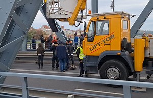 "Zmora" i powrót do lat 80. na moście w Toruniu. Filmowcy kręcili tu zdjęcia do serialu