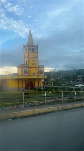 Cruzando el Río blanco valle hermoso Ecuador 🇪🇨