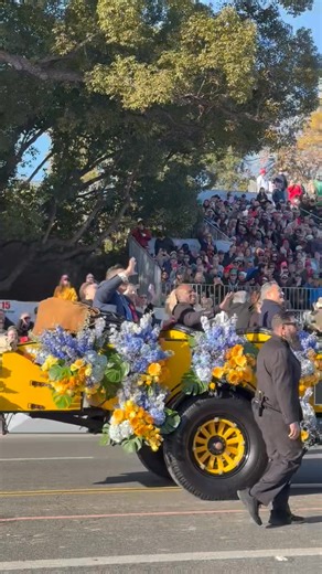7K views · 79 reactions | Pasadena Mayor Travels Rose Parade Route in Vintage Yellow Bus with Family, Special Guests https://pasadenanow.com/main/mayor-victor-gordo-will-travel-the-rose-parade-route-in-vintage-bus-with-family-special-guests | Pasadena Now | Facebook