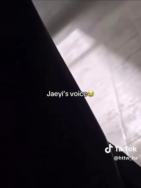 Friendly Rivalry: Lee Hyeri's Heartfelt Voice