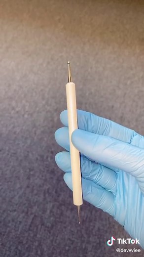 How I gloss my keychains!! 🤍✨ #foryou #fyp #epoxy #epoxyresin #resin #smallbusiness #gloss #resinkeychain #resintutorial #tutorial #keychain