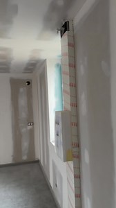 ✨ Préparation complète des supports en Placo : l’exigence de la qualité pour un résultat irréprochable ✨ Dans le cadre de nos interventions, la préparation des supports constitue une étape essentielle. Elle conditionne directement la qualité, la durabilité et l’esthétique des finitions. C’est pourquoi nous appliquons un protocole rigoureux et méthodique afin d’obtenir des surfaces parfaitement prêtes à recevoir la peinture. 🔧 1. Ponçage intégral du support Nous commençons par un ponçage intégra