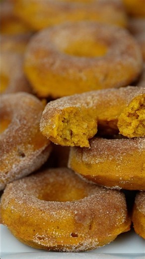 Why everyone is obsessed with these pumpkin donuts 🎃🤤 #TrendingRecipes #FallBaking #Shorts