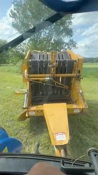 New Holland WM95 and Vermeer 605F Baling Hay
