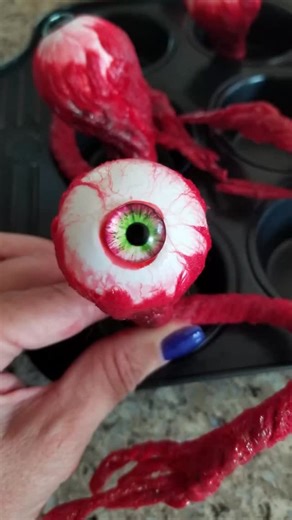 👀Eyeball Napkin Rings👀 Full tutorial and supply links can be found ➡️https://ghoulatheart.com/eyeball-napkin-rings/ #halloweencrafts #décor #ghoulatheart | Ghoul at Heart