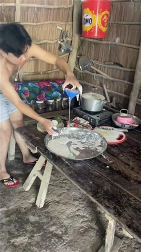 A unique and strange way to make rice noodle soup from a guy in the Mekong Delta #shorts