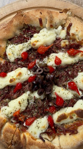 Have you heard of the Brazilian #pizza? . @sampapizzeria . The quintessential “Brazilian” pizza is known on menus as a pizza portuguesa. Portuguese-style pizza includes ham, calabresa sausage, bell peppers, sliced tomato, onion, black olives, and boiled eggs. Variations may also include green peas or corn. Popular combinations in Sampa (a nickname for São Paulo) include chicken with catupiry; calabresa with onions and olives; pizza Margherita with Brazilian-style tomato sauce; and pizza portugue