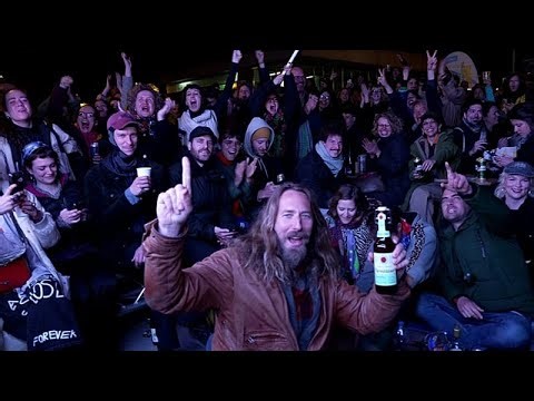 Túláradó örömmel fogadják a Tisza Párt kétharmados győzelmét Budapesten