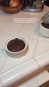11g protein & 130 calories per brownie bowl🍫 and it takes less than 10 minutes to make!! RECIPE (makes 2): - 1/4 cup egg whites (in this video I’m using 1 egg! Either works, but they both taste great & egg whites will be higher protein / lower cal. If you have extra time, whip the egg whites baking powder w/ a coffee frother first to make it extra fluffy!) - 50g (~1/4 cup) vanilla Greek yogurt (I love Siggis skyr) - 1 tsp vanilla extract - 1 tbsp honey or maple syrup - 28g (1/4 cup) @kodiakcake