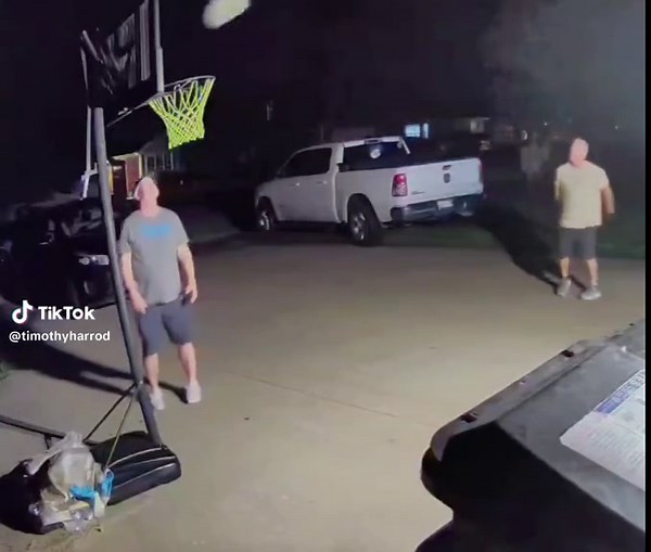 Timothy Harrod (@timothyharrod)’s video of muscle man screaming woo