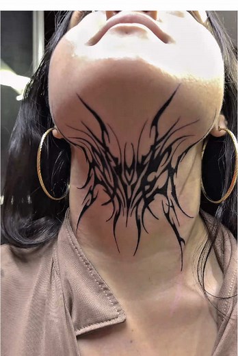 Tatuaje Tribal Dark en el Cuello: Un Arte Impactante