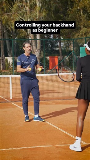 THE COACH on Instagram: "Helping @iamlindadt control her backhand as a beginner. Focus on simplicity and repeatability. That’s how confidence starts #tenniscoach"