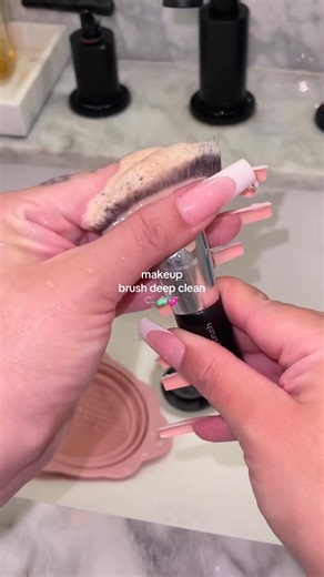 15 reactions | 2am cleaning brushes 﫧 #makeupbrushcleaning#cleantok #cleanwithme#asmr#brushcleaning | maddie east | Facebook