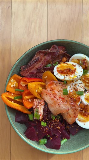 breakfast bowls everyday pls and thank you🍳 bacon, eggs, @FLY BY JING chili crisp(seriously the best), mini bell peppers 🫑, kimchi, roasted beets and green onions. #breakfast #mealinspo #healthybreakfastideas