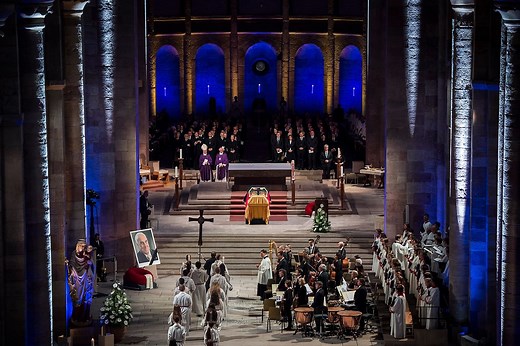 Requiem für einen großen Europäer! 1500 Gäste aus aller Welt nahmen heute im Dom von Speyer Abschied von Altkanzler Helmut Kohl, darunter auch Kanzlerin Merkel. Anschließend gab es auf dem Vorplatz ein militärisches Ehrengeleit, dazu läutete die Totenglocke. | Bundesregierung