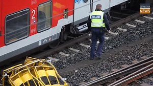 Kein alltäglicher Einsatz für die Feuerwehr Fulda: Am Sonntagmorgen gegen 07:50 Uhr kam es auf einer Bahnstrecke in Fulda, Höhe Künzeller Straße zu einem Unfall, bei dem mehrere Gasflaschen auf den Gleisen landeten. Der Zug kollidierte zuvor mit einem Wärmeanhänger der Bahn, auf dem mehrere Gasflaschen gelagert waren. Ein Großaufgebot an Rettungsdienst, Feuerwehr und Bundespolizei waren im Einsatz, ebenso wie eine Polizeistreife. Dazu mehr bei uns aktuell in Web & App! #osthessennews #aktuell #r