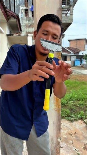 Scraper tool for removing wall paint and ceramics