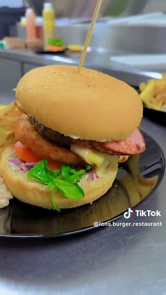 🧀 NOUVEAUTÉ : Le Burger Mont d’Or ! 🍔 Un vrai hommage aux saveurs de chez nous 🤍 Entre deux pains dorés, on retrouve : 🥩 Un steak généreux 🌭 Une savoureuse saucisse de Morteau 🥔 Un rösti croustillant 🧀 Le fondant incomparable du Mont d’Or 🥬 Des crudités fraîches 🌶️ Et une sauce au poivre maison qui relève le tout Un burger 100 % plaisir, 100 % terroir 🇫🇷 👉 Disponible dès maintenant chez nous — à venir goûter sans attendre ! #BurgerMontdOr #BurgerGourmet #SaveursFrancComtoises #street