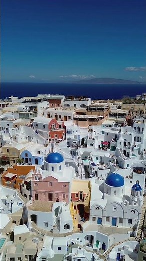 Santorini’s beaches get their colors — red, black, and white — from volcanic rock and ash. 🏖️🔥