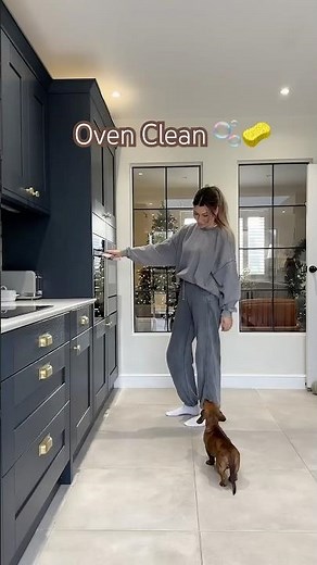 How to remove the door on the NEFF hide & Slide oven 💪🏽 #ovenclean #ovencleaning