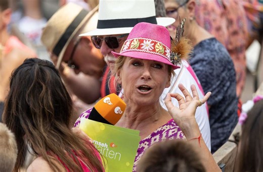 ZDF-Fernsehgarten: Andrea Kiewel gendert – und sagt dann – „Ich muss“