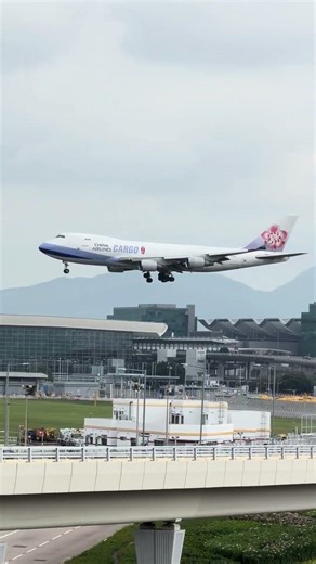 The China Airlines (CAL) logo is known as the "Plum Blossom" (紅梅揚姿) #hongkongairport #planespotting