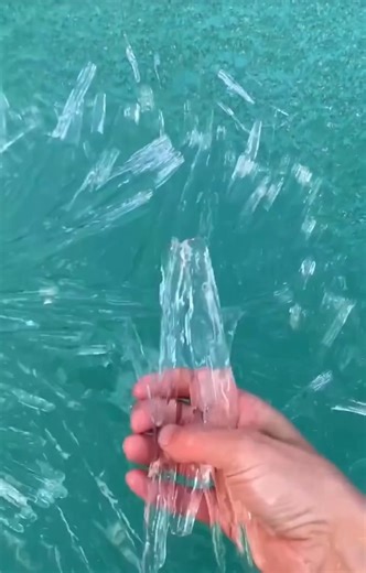 🇨🇦 Moraine Lake: A Frozen Gem of Canada ❄️ 🏔️🌊 Moraine Lake, located in Banff National Park in Alberta, is one of the most breathtaking lakes in the world. Its crystal-blue color, created by minerals from glacial meltwater, and the stunning backdrop of towering mountains make it an absolute must-see. Its "crystalline candle" shape is truly mesmerizing! 🌊🏔️ 🌟 5 Other Must-Visit Lakes Nearby: - Lake Louise – One of Canada’s most iconic lakes, with vibrant blue water and majestic mountain su