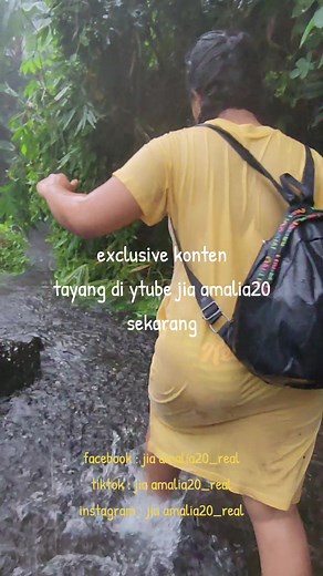 Hujan Deras dalam Hutan Survival: Gadis Hutan Fokus Berburu dan Memasak