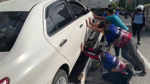 Nasa mahigit 46 na motorsiklo at sasakyan ang hinatak ng mga tauhan ng MMDA sa kanilang clearing operation sa Oroquieta, Manila ngayong Lunes umaga. Lahat ng mga ito ay nakahambalang umano sa kalsada, kung saan ang ilan sa mga drivers nito ay wala pang lisensya. | via Lyza Aquino, ABS-CBN News | ABS-CBN News