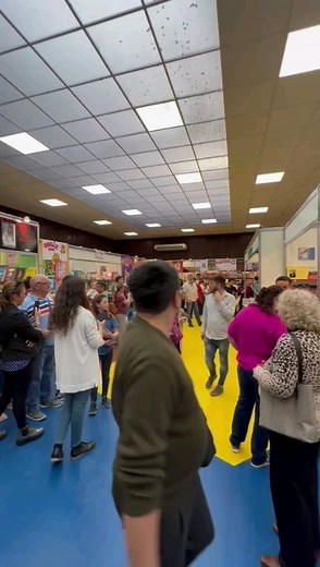 20K views · 139 reactions | ¡Sorpresa en la Feria del Libro!  Un flashmoob sorprendió a todos este domingo en la Feria del Libro que se está desarrollando en el Centro Cultural Osvaldo Soriano | Mar del Plata Web | Facebook
