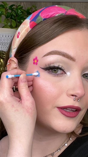 EASY FLOWER MAKEUP!! 🌸 @plouisemakeup creative comeback palette @ColourPop Cosmetics bff liquid liner Graceland @lunamagicbeauty blush aalia and lip in peach Bellini #makeuptutorial #makeuptiktok #eyemakeup #springmakeup #makeup