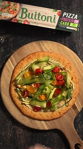 Vorresti un’idea per una pizza a base bianca con zucchine e tanto gusto? Prova la ricetta con la nuova base per pizza Buitoni Protein –Carb!​ Non resterai deluso!​ INGREDIENTI​ 1 confezione di Pizza Protein - Carb Buitoni 🍕​ 2 zucchine​ 100 g di ricotta​ 20 g di mozzarella per pizza​ 30 g di pomodorini​ 1 cucchiaio di olio extravergine di oliva​ q.b. scorza di limone​ q.b. pecorino grattugiato e pepe macinato​ q.b. basilico fresco Preriscalda il forno a 200°. 🌡️ ​ Grattugia sulla ricotta la sc