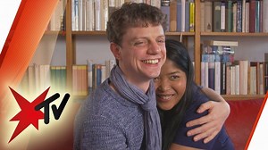 3.5M views · 26K reactions | Es ist die Geschichte einer eigentlich unmöglichen Liebe: Im Sommer 2003 reist Benjamin Prüfer durch Asien, lernt in Kambodschas Hauptstadt Phnom Penh die junge Sreykeo Sorvan kennen und verbringt die Nacht mit ihr. Was er nicht weiß: Sreykeo ist Prostituierte – und HIV-positiv. Ein Schock für den damals 22-Jährigen. Doch trotz aller Hürden verlieben sich die beiden ineinander und festigen Schritt für Schritt ihr Familienglück. | stern TV | Facebook