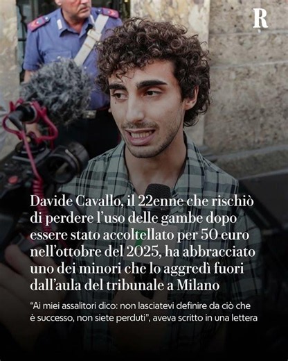 Davide Cavallo abbraccia uno dei suoi aggressori fuori dall'aula